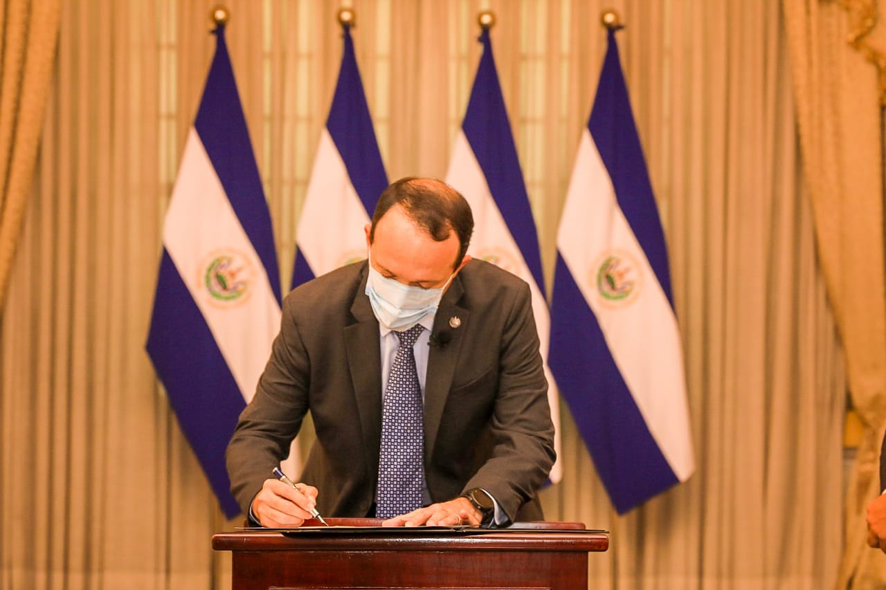 exdirector-de-aduanas-asume-como-nuevo-superintendente-del-sistema-financiero